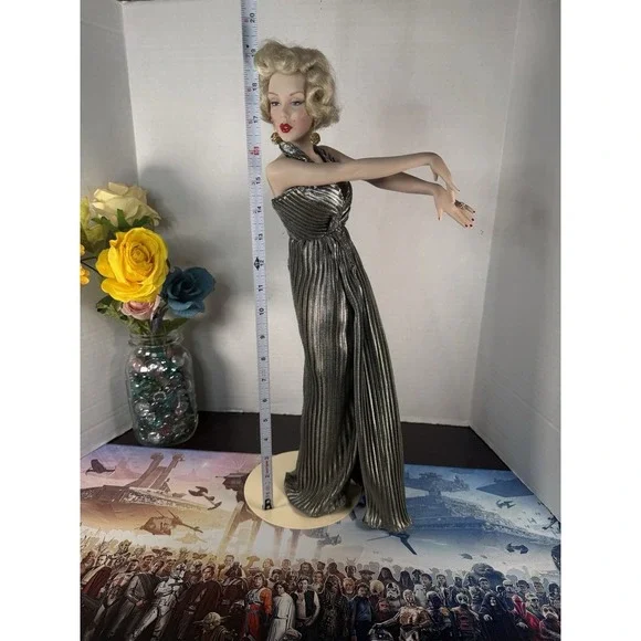 Franklin Mint "Marilyn Monroe" Porcelain Doll 19" Gentlemen Prefer Blondes" 1994 - Picture 5 of 17